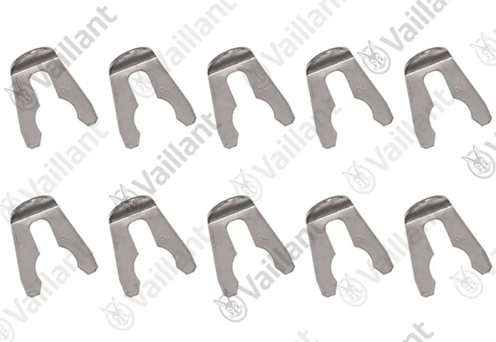 Zehn metallische Clips von Vaillant mit einer offenen U-Form, platziert in mehreren Reihen auf einem weißen Hintergrund.